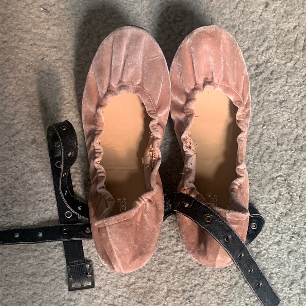 ❤️5 for $20❤️Shoe Dazzle Pink Velvet Flats with Black Straps